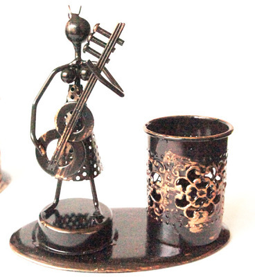 鐵藝新款 筆筒擺件 地?cái)偀豳u(mài)必備，融合美女古銅風(fēng)的金屬工藝品